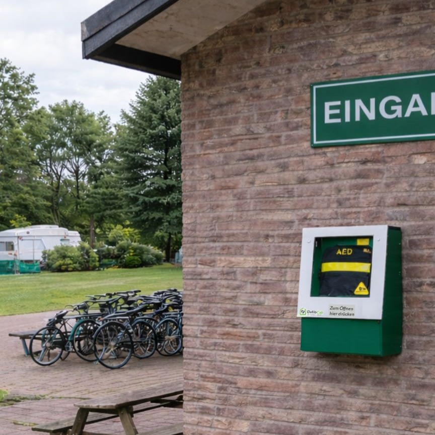 Defibrillator auf dem Campingplatz