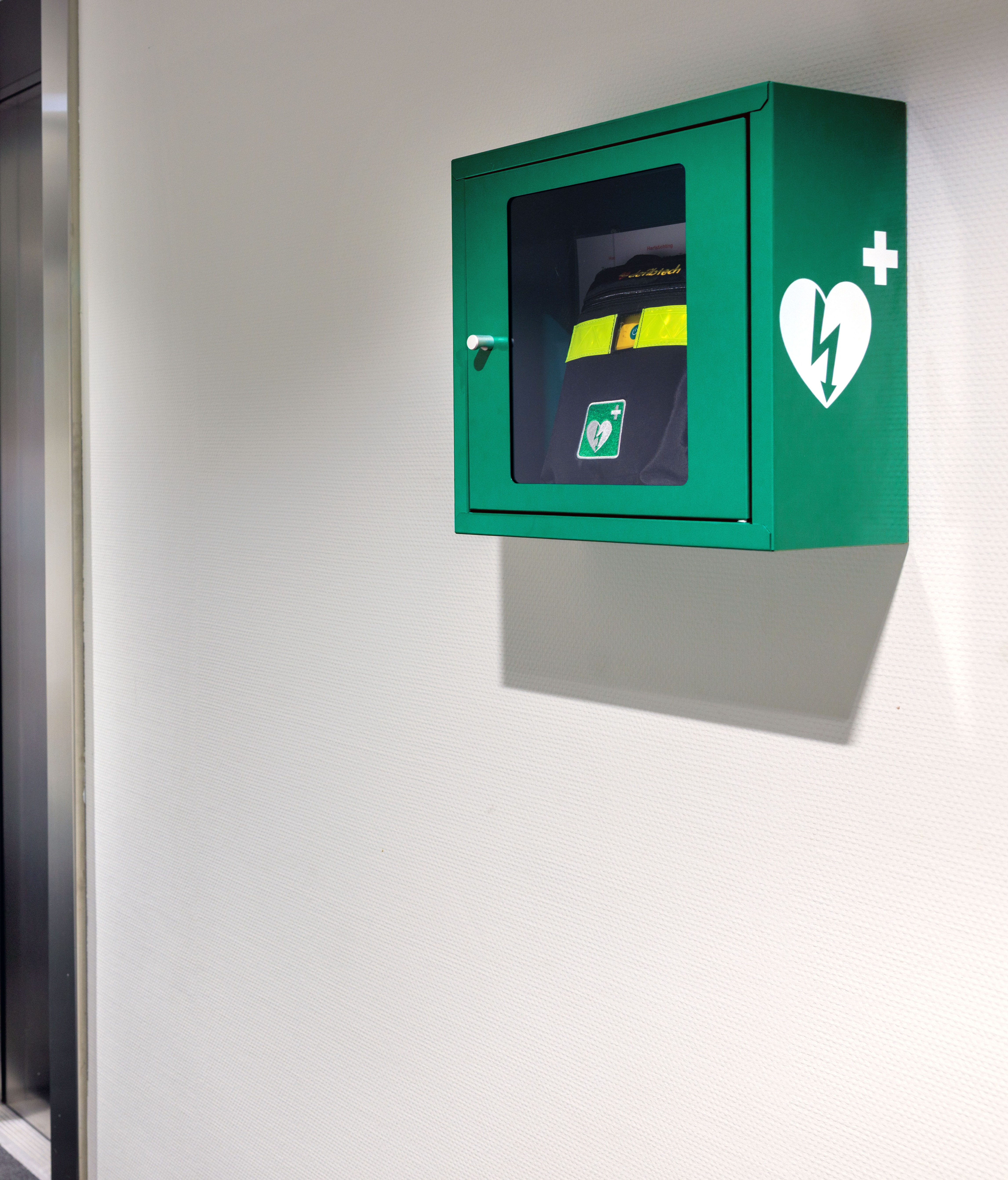 Kombipaket: Lifeline VIEW AED, Schutzschrank, Tasche, Notfalltafel und Safeset