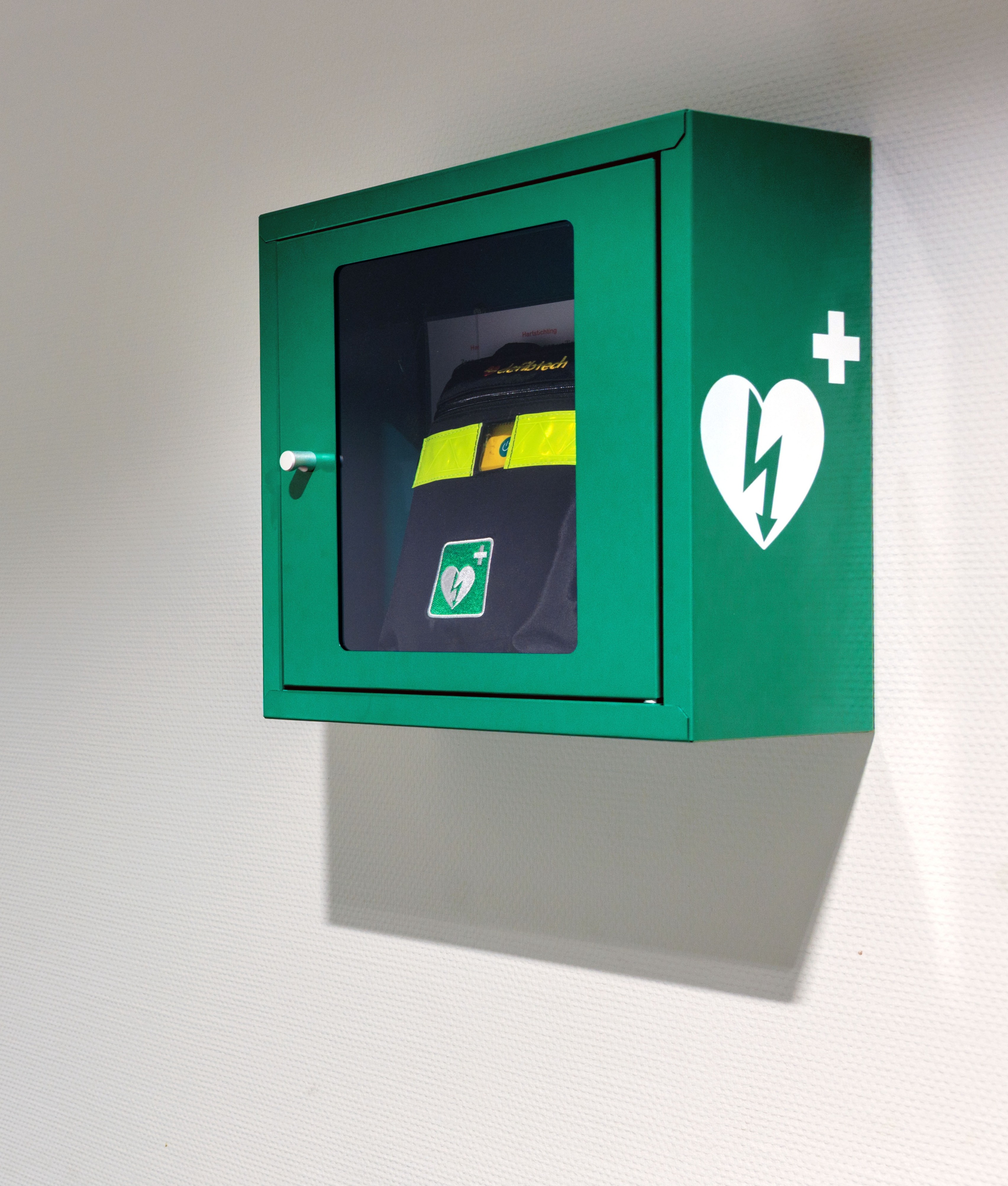 Kombipaket: Lifeline VIEW AED, Schutzschrank, Tasche, Notfalltafel, Safeset und Einweisung